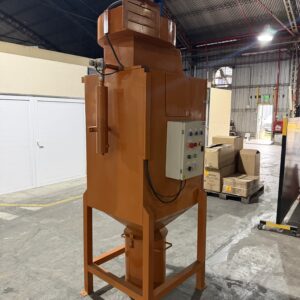 Aspirador de polvo industrial Línea CL con cartuchos verticales y puerta de acceso frontal.