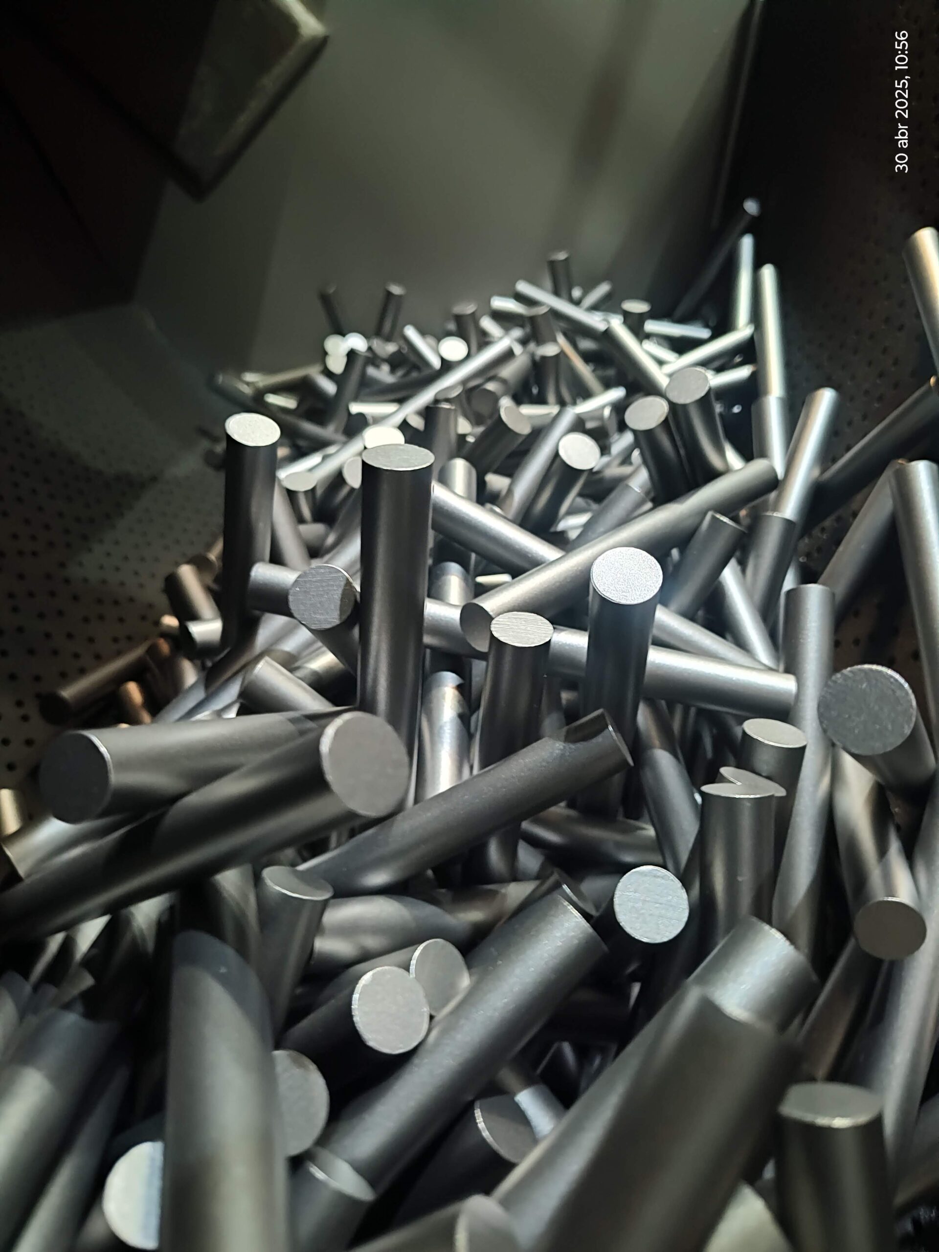 piezas a granel en una granalladora de cinta rotativa Piezas en una cinta granalladora de cinta rotativa